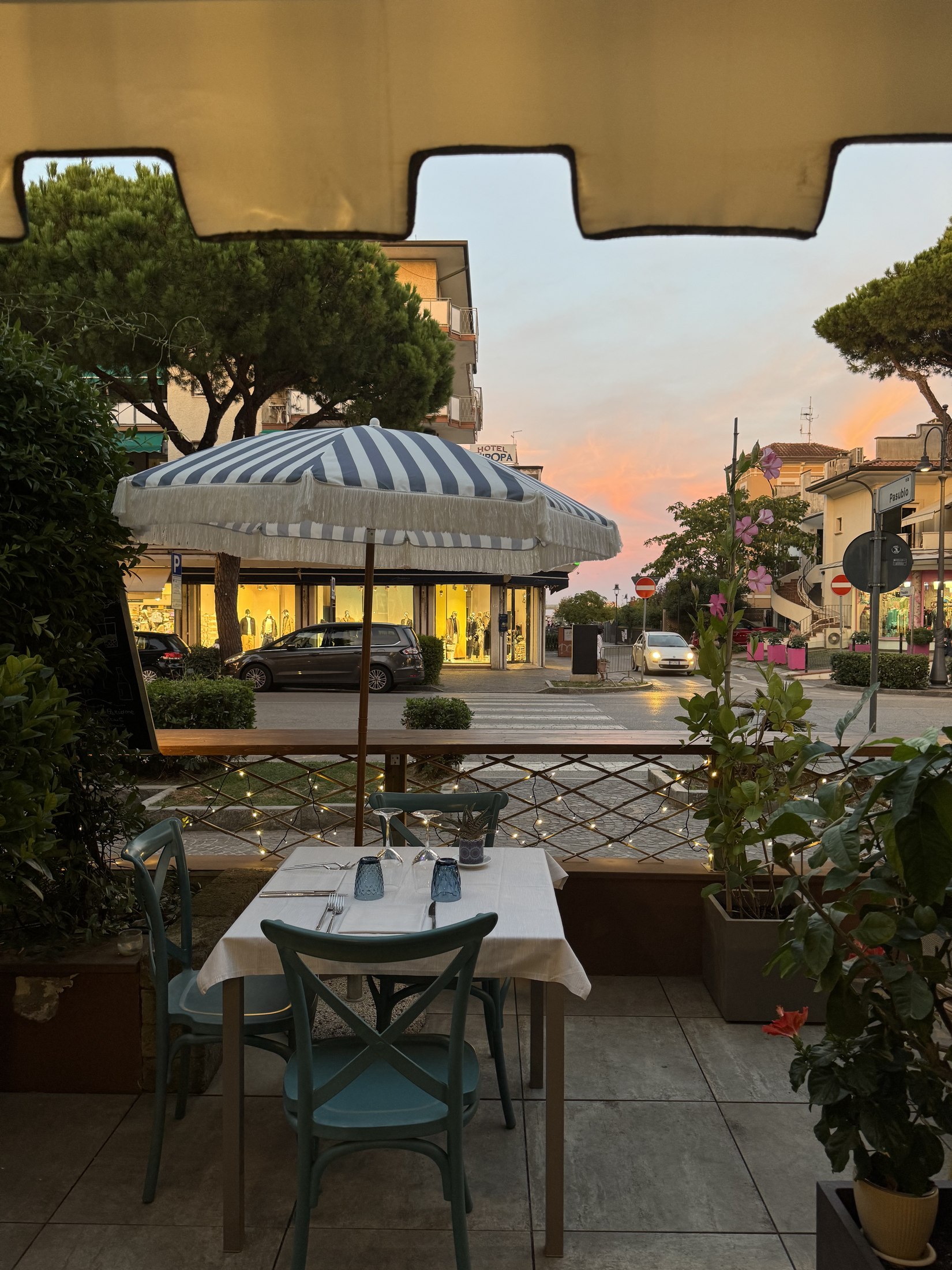 Ingresso e giardino del Seaside al tramonto