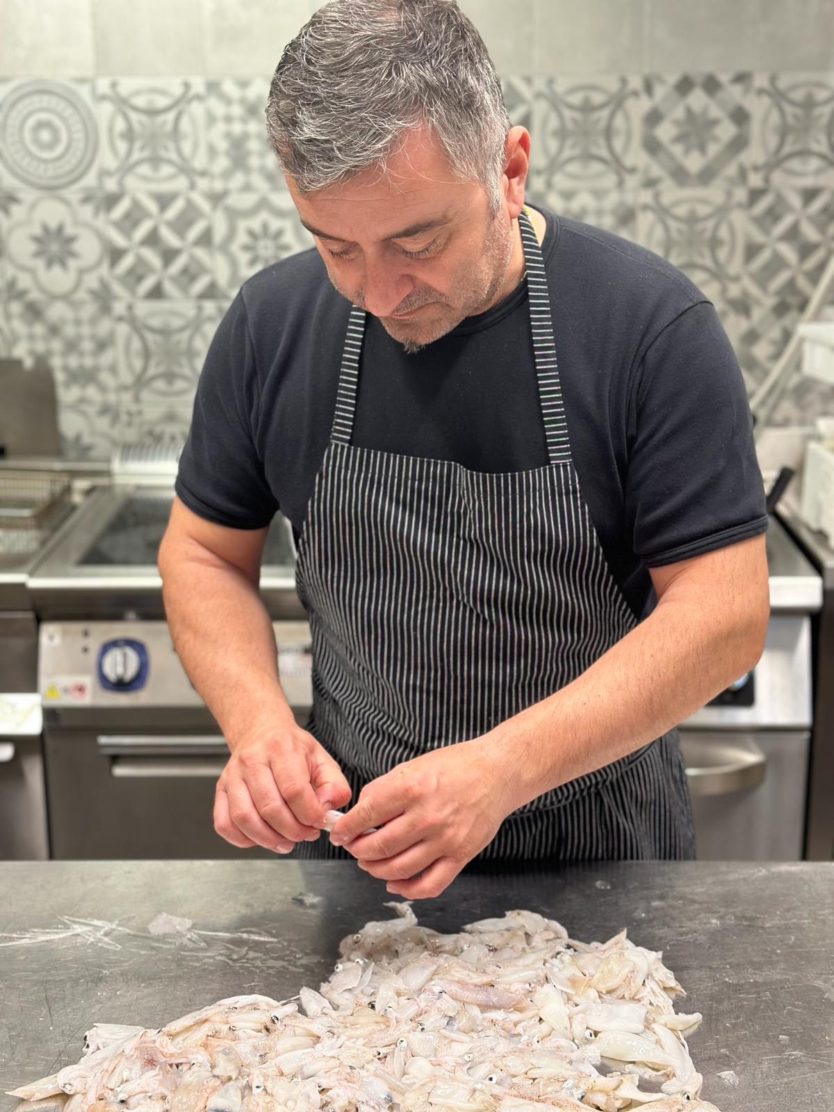 Lo chef del Seaside durante la preparazione del pescato