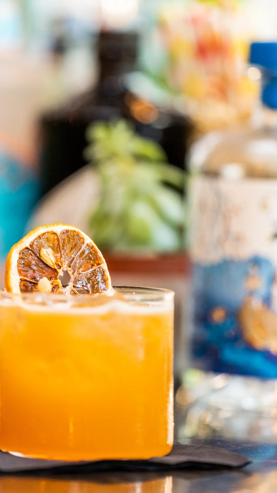 Cocktail arancione con agrume essiccato preparato al Seaside