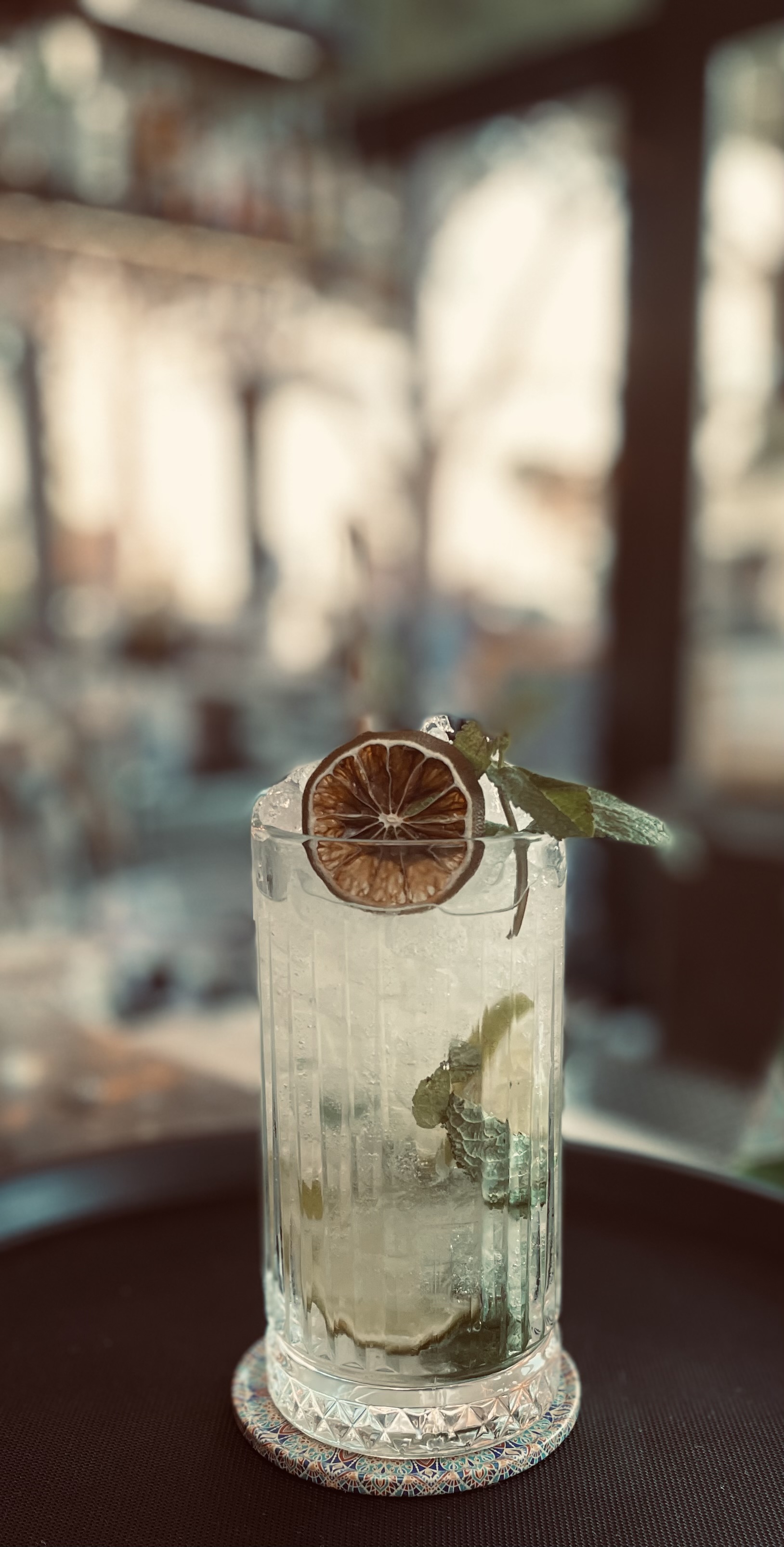 Cocktail highball con agrume essiccato al bancone del Seaside