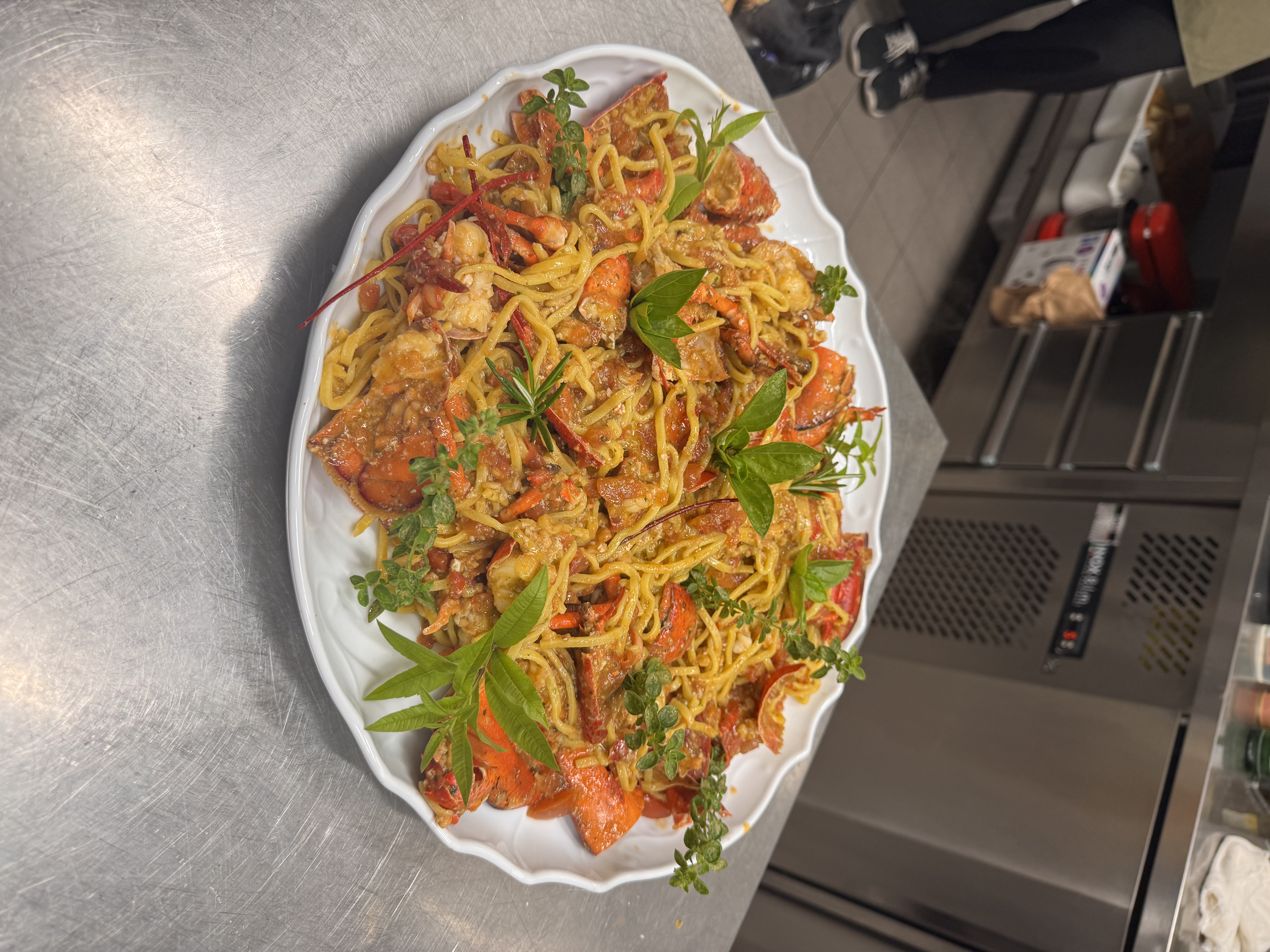 Grande piatto di tagliolini all’astice fresco preparato nella cucina del Seaside